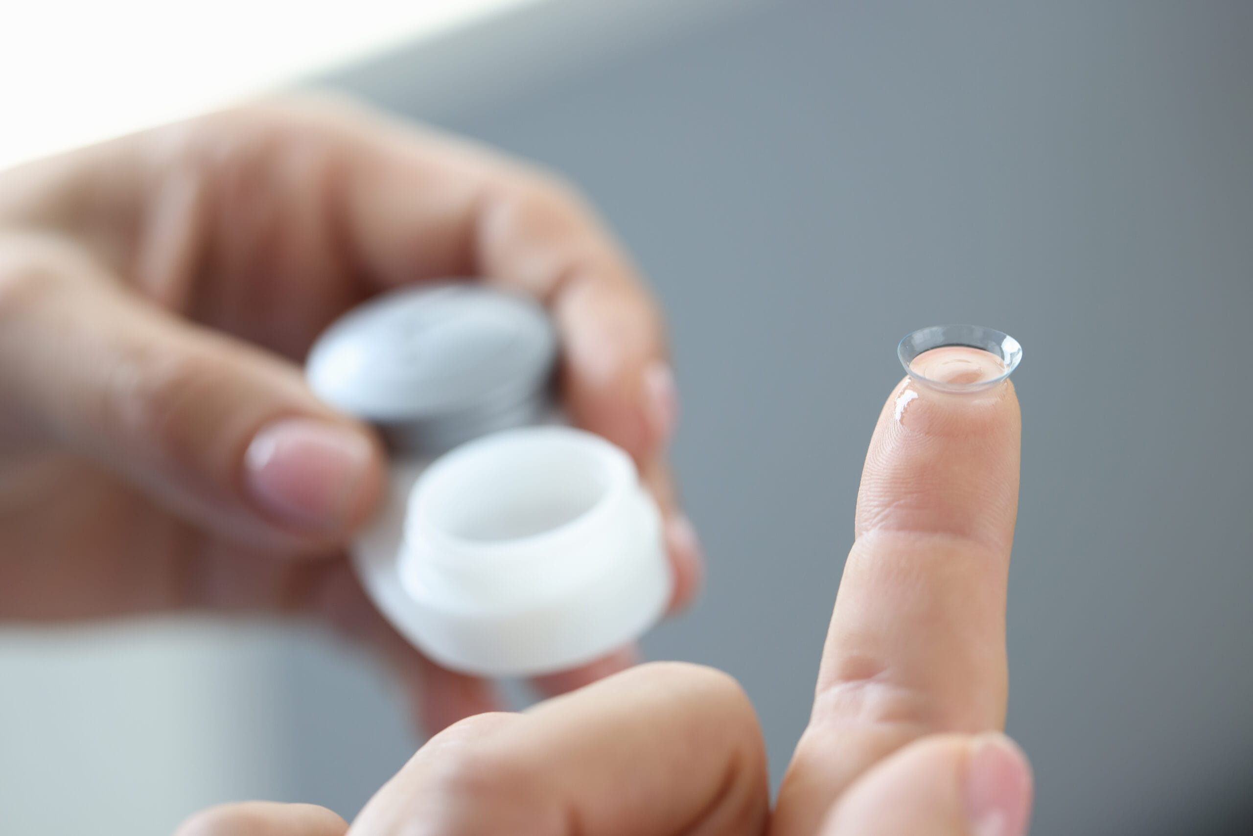 From Glasses to Lenses: Everything You Need to Know Before You Change 8 From Glasses To Lenses, transition to lenses, good contact lenses, contact lens tips