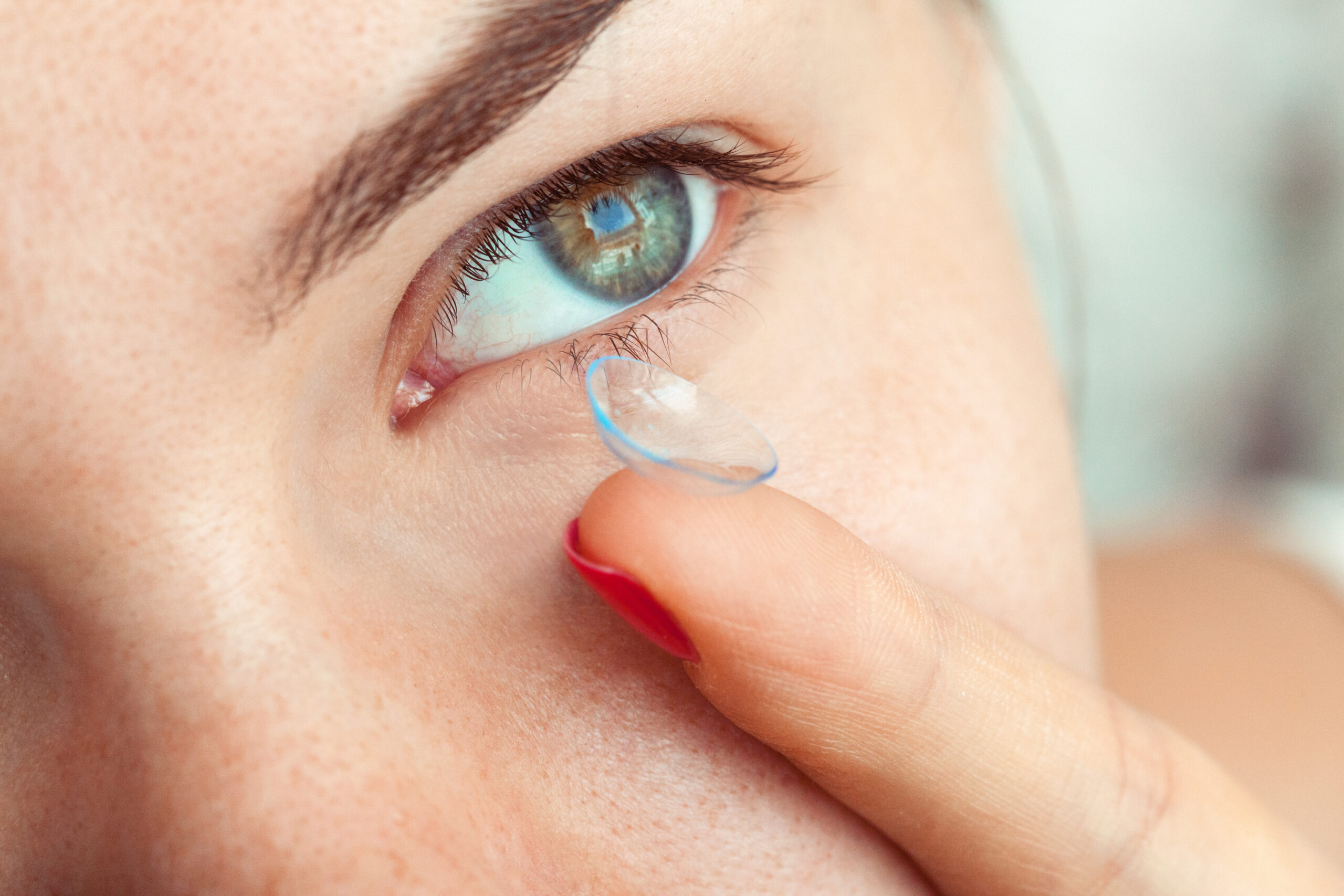 Listen to Your Eyes: Red Flags During Your Contact Lens Transition 3 Listen To Your Eyes, contact lens tips, contact lens transition, contact lens usage, using contact lens, tips on using lens, contact lens usage